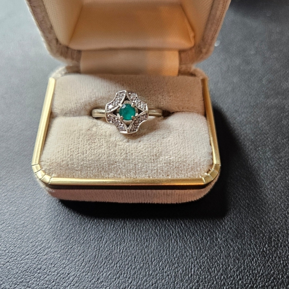 Elegant Silver and Green Gemstone Ring
